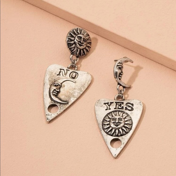 Vintage Sun & Moon Engraved Ouija Planchette Tarot Style Earrings π - Picture 4 of 7